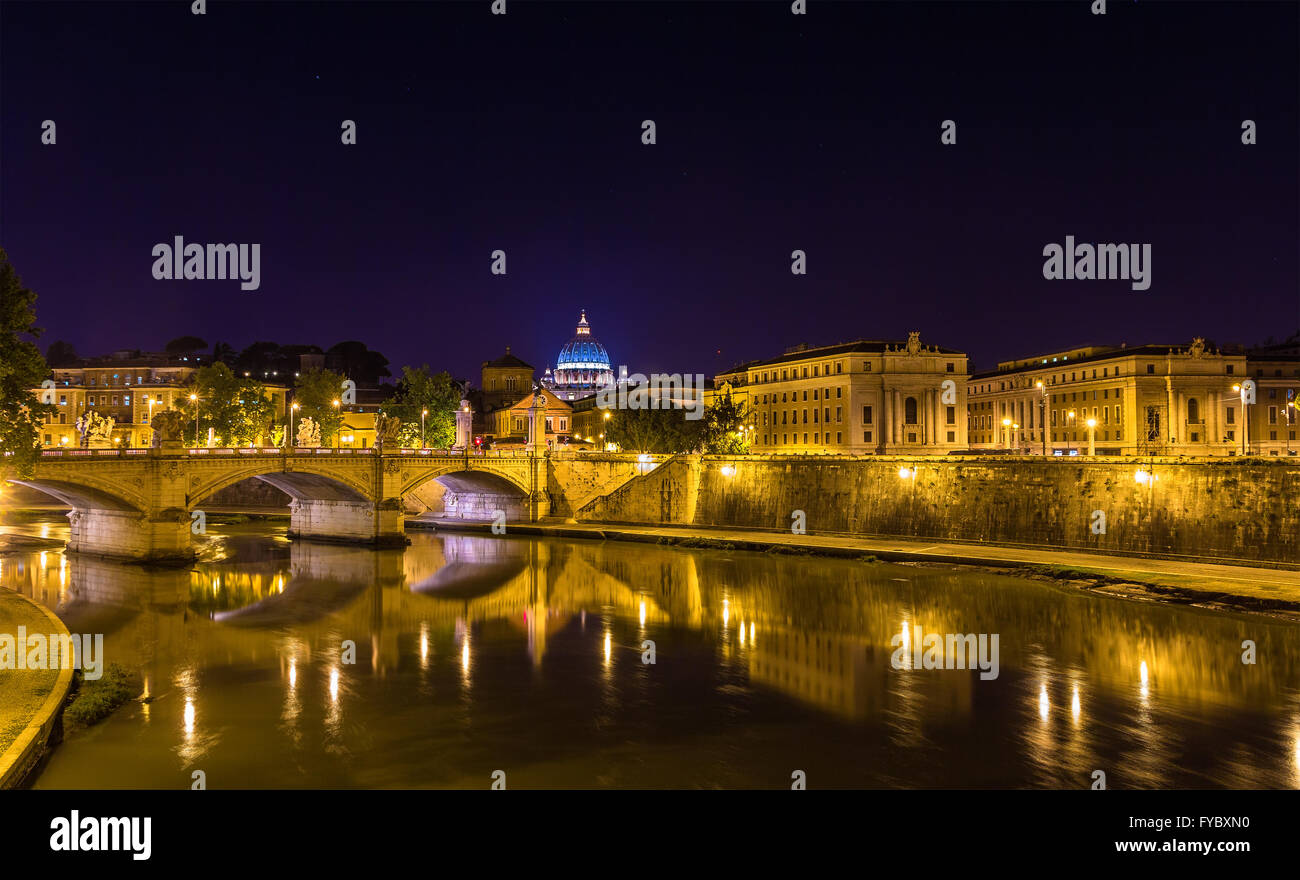 Vue de nuit sur le Tibre à Rome Banque D'Images