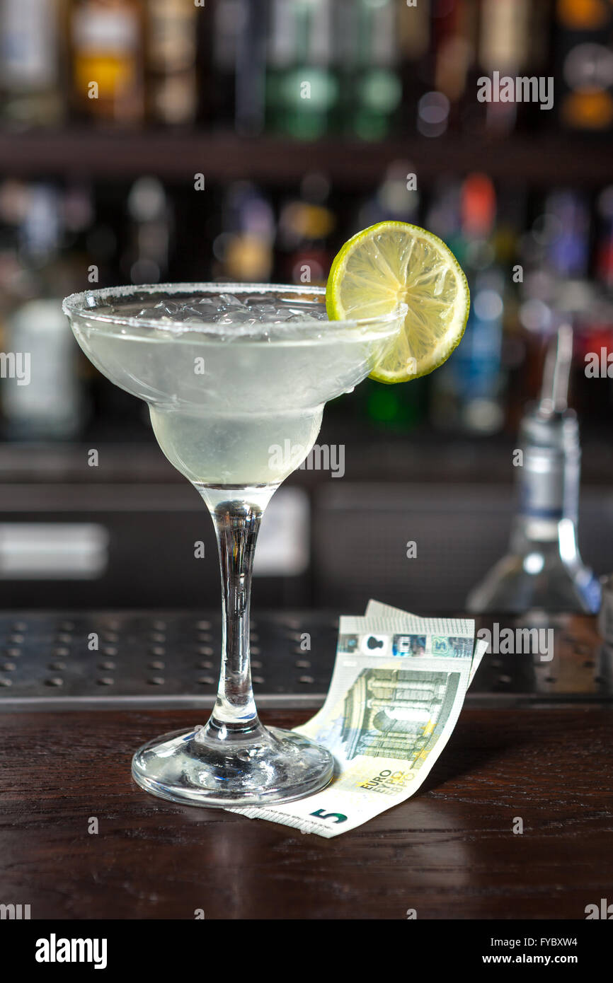 Cocktail garnished with lime debout sur le bar. Banque D'Images