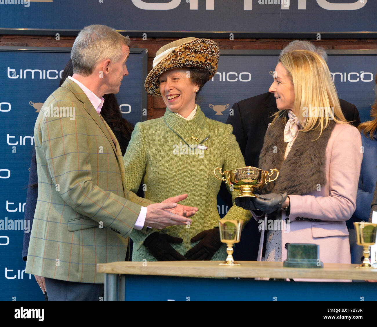 18.03.16 jour Cheltenham Gold Cup Race 4 Coupe d'or propriétaire Michael O'Leary et femme avec la Princesse Royale (centre) Banque D'Images