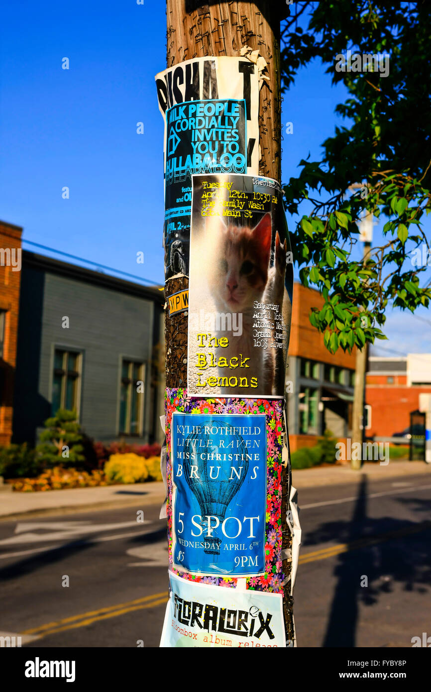 Posters agrafée à une colonne d'alimentation dans les cinq points District de East Nashville Banque D'Images