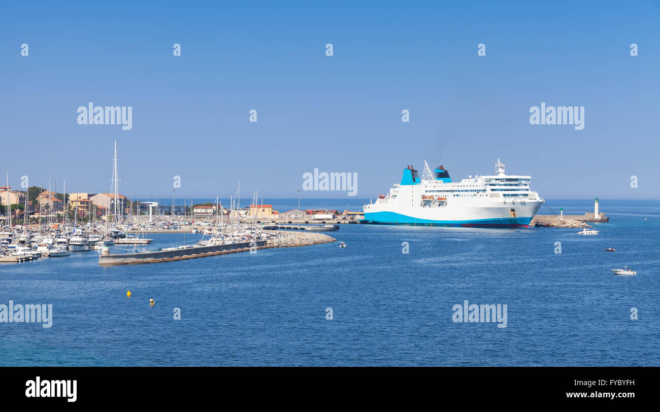 Ferry blanc navire amarré au port de Propriano, région sud de la Corse, France Banque D'Images