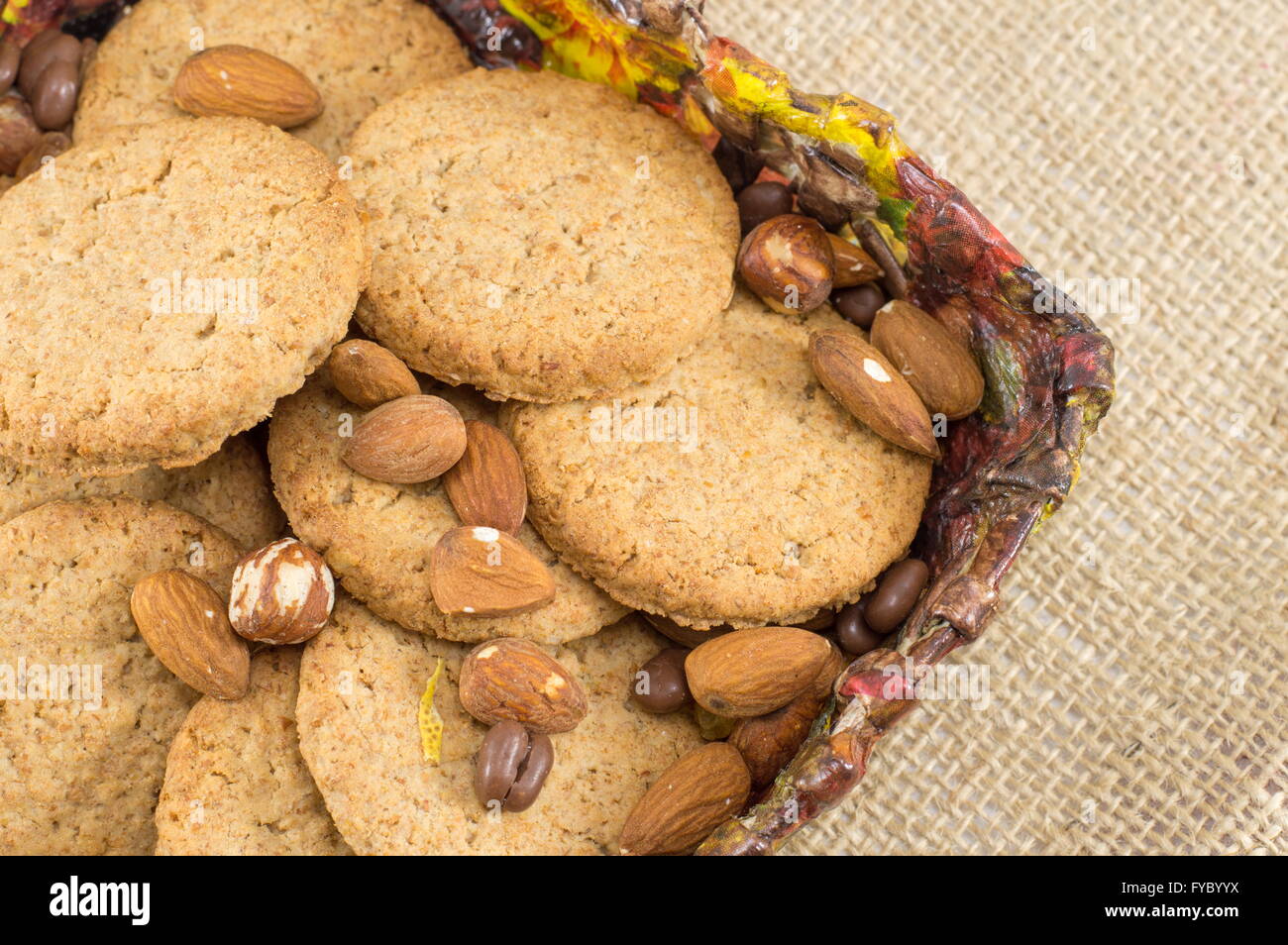 Bande de partie intégrante des cookies avec des amandes fraîches Banque D'Images