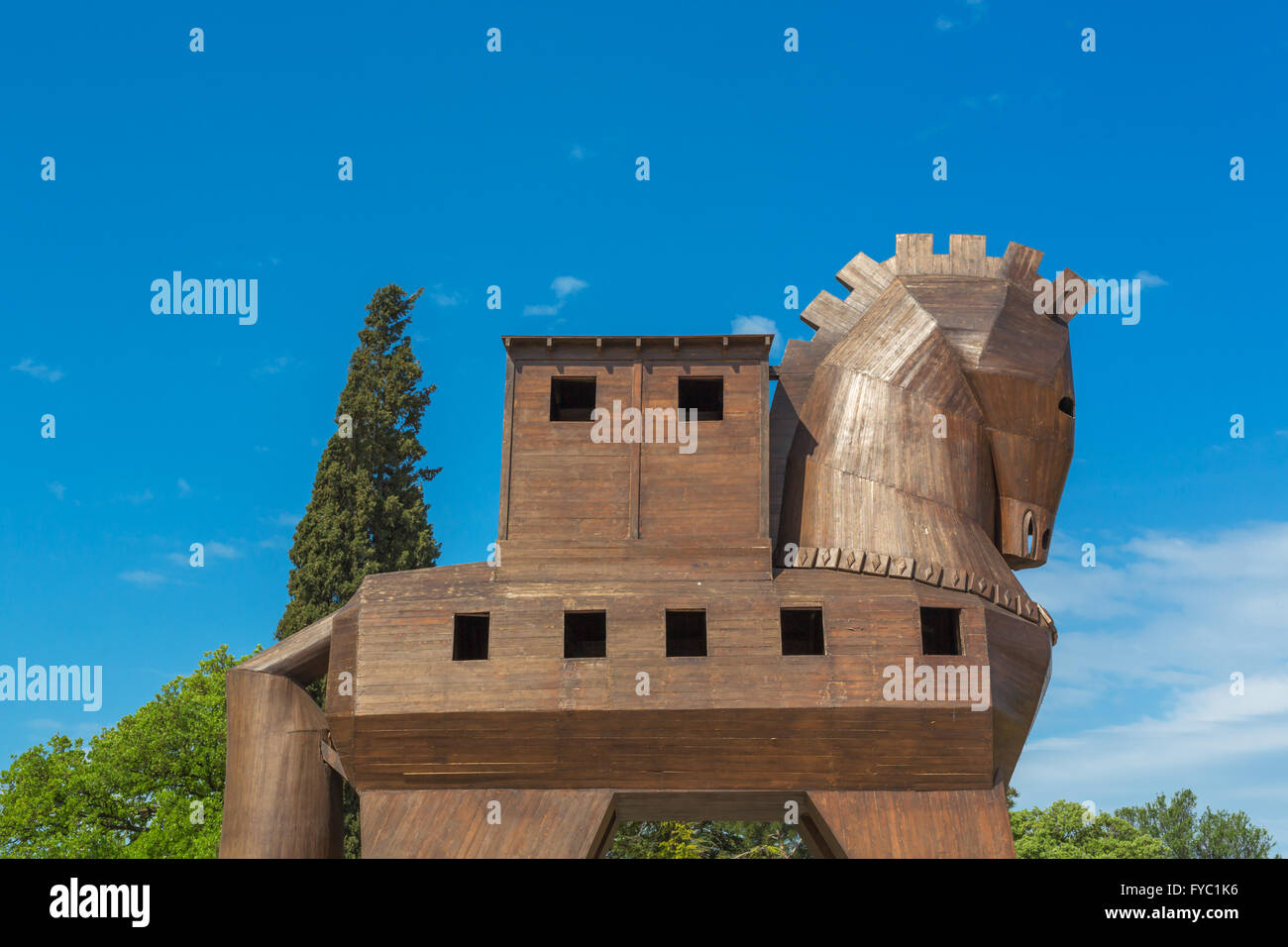 TRUVA, TURQUIE - 29 avril 2015 : la sculpture moderne en bois, de cheval de Troie sur la place de l'ancienne Troy Banque D'Images