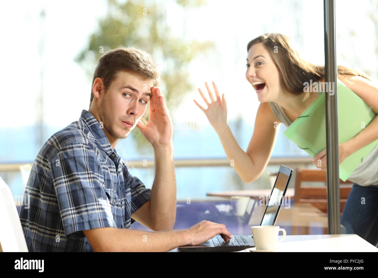 L'homme ignorant et rejeter à un stalker femme dans un coffee shop Banque D'Images