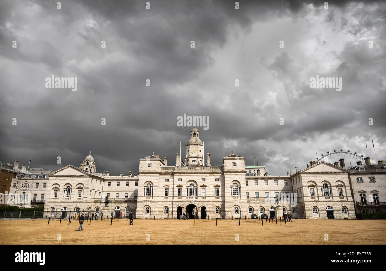 Horse Guards Parade contre un ciel sombre, dramatique. Banque D'Images