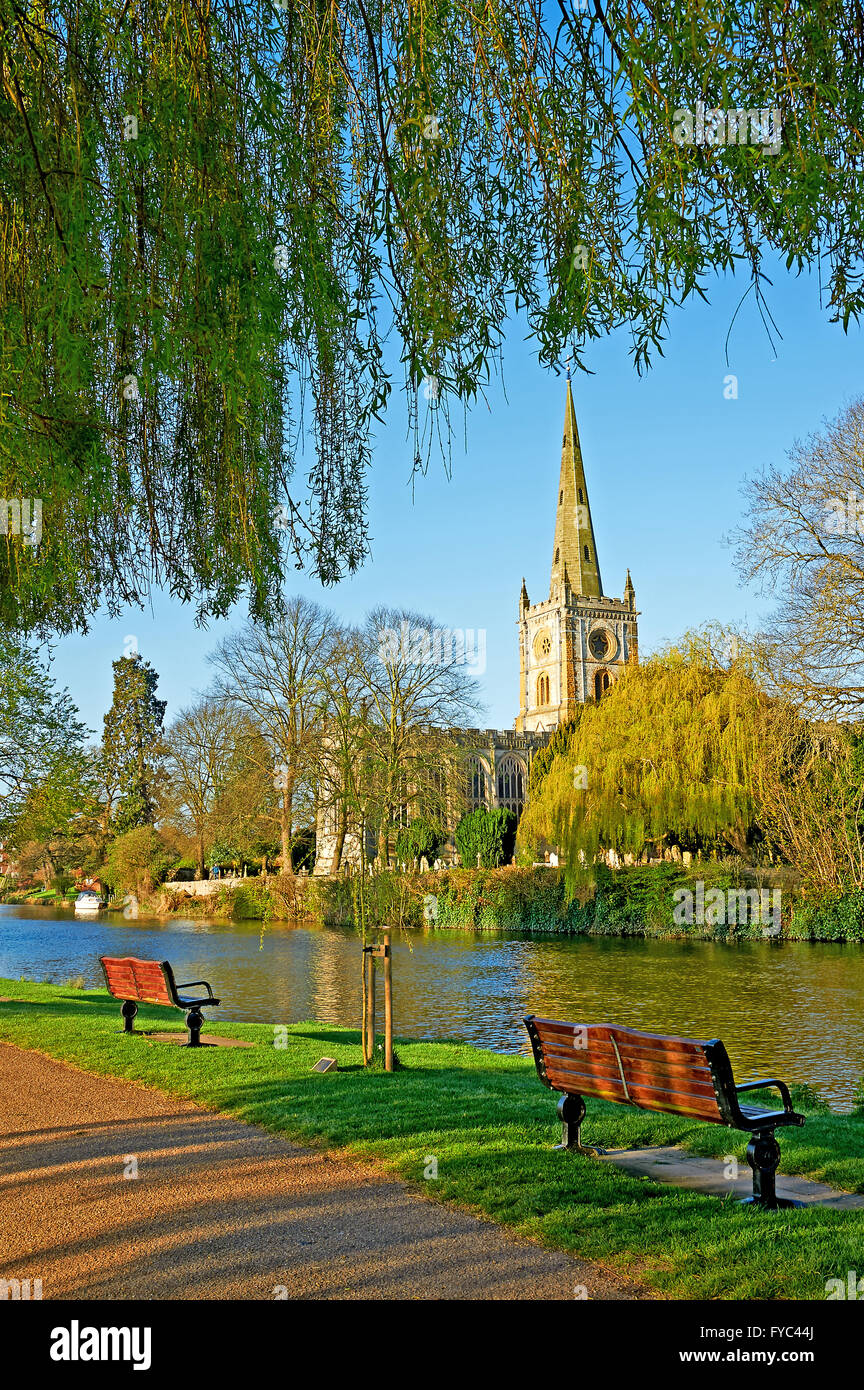L'église Holy Trinity, lieu de sépulture de William Shakespeare, est au-dessus de la rivière Avon à Stratford upon Avon Banque D'Images