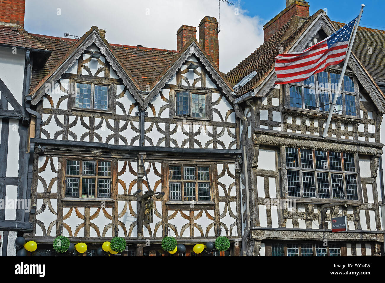 Maison de Harvard dans le centre de Stratford-upon-Avon avec les États-Unis Stars and Stripes flag flying Banque D'Images