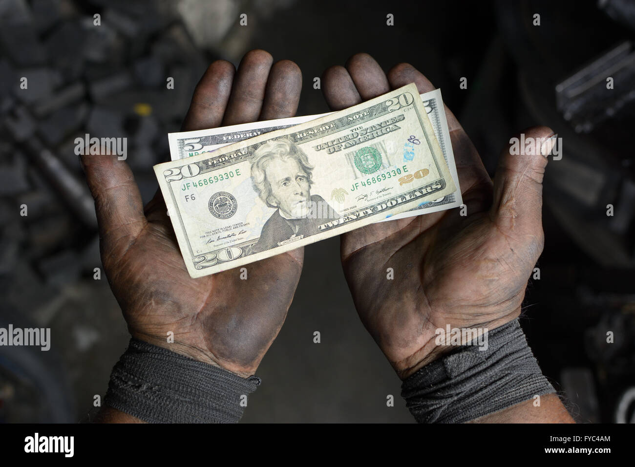 Travailleur sale les mains avec de l'argent Banque D'Images