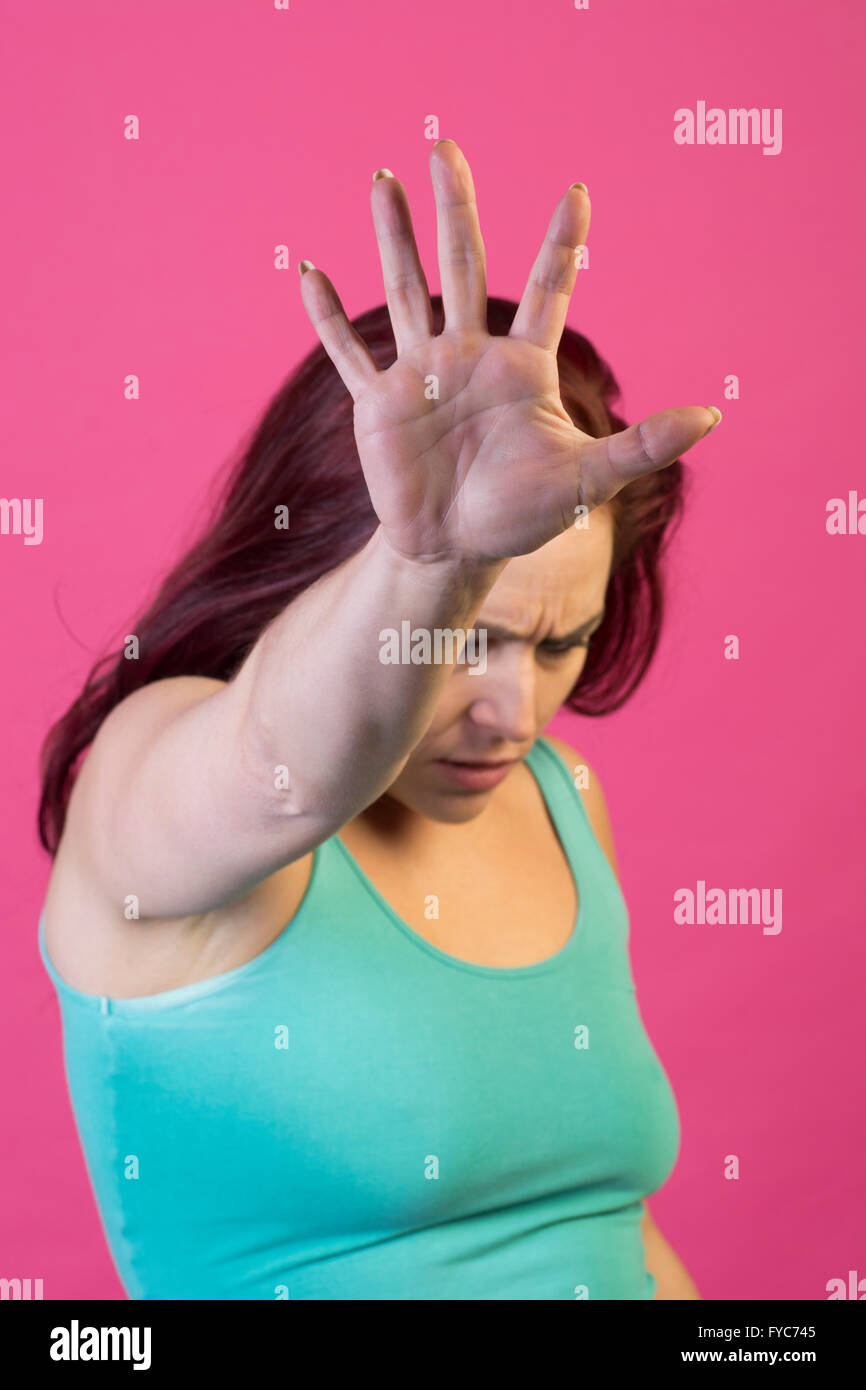 Woman showing a parler au geste de la main Banque D'Images