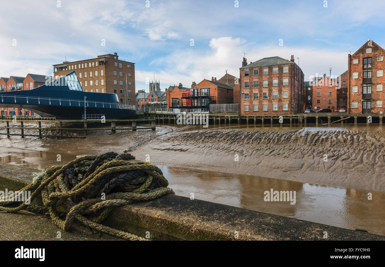 La coque de la rivière en hiver avec vue d'échelle Lane Bridge Pont tournant, et de la chambre, les bureaux et l'église Holy Trinity, à Hull. Banque D'Images