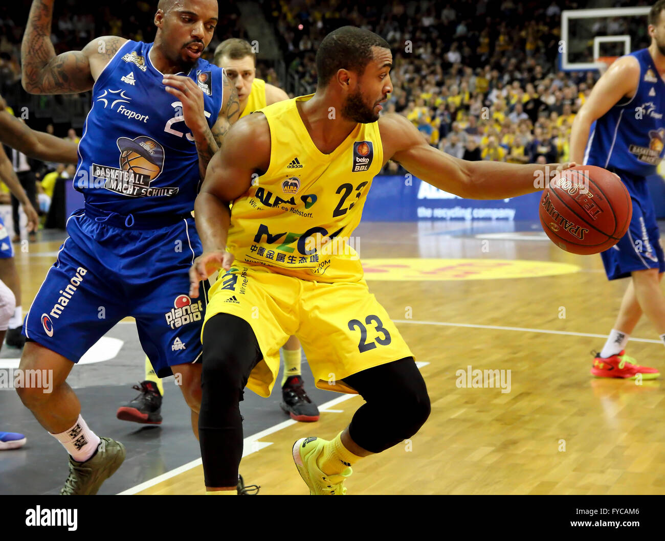 Action de l'Alba Berlin v Fraport Skyliners pro-match de basket-ball le 24 avril 2016 à la Mercedes-Benz Arena, Berlin Banque D'Images