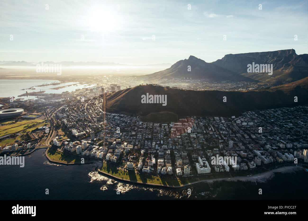 Birds Eye View of city of Cape Town avec des bâtiments sur l'eau sur une journée ensoleillée. Vue aérienne de la ville de Cape Town. Banque D'Images