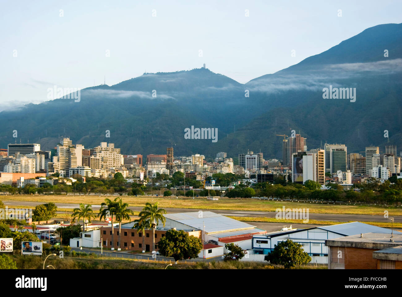 Vue de Caracas avec l'Avila mountain en arrière-plan et en premier plan l'aéroport de la Carlota Banque D'Images