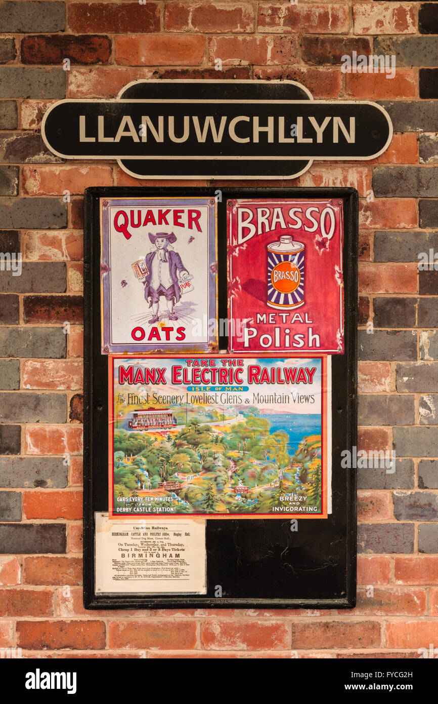 Vieilles enseignes sur le quai de la gare à l'narrow gauge Bala Lake Railway ou Rheilffordd Llyn Tegid (en gallois) au nord du Pays de Galles Llanuwchllyn UK Banque D'Images