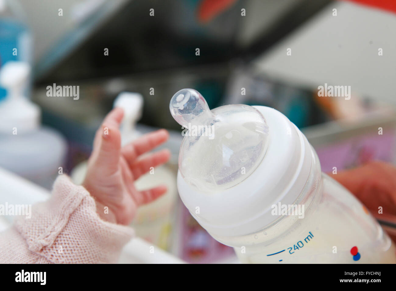 ALIMENTATION AU BIBERON Banque D'Images