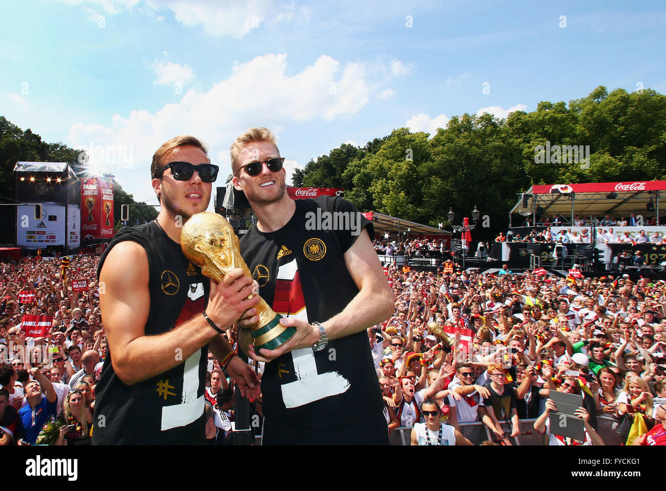Mario Götze et Andre Schürrle avec le trophée, la réception de l'équipe nationale allemande après leur victoire à la Coupe du Monde Banque D'Images