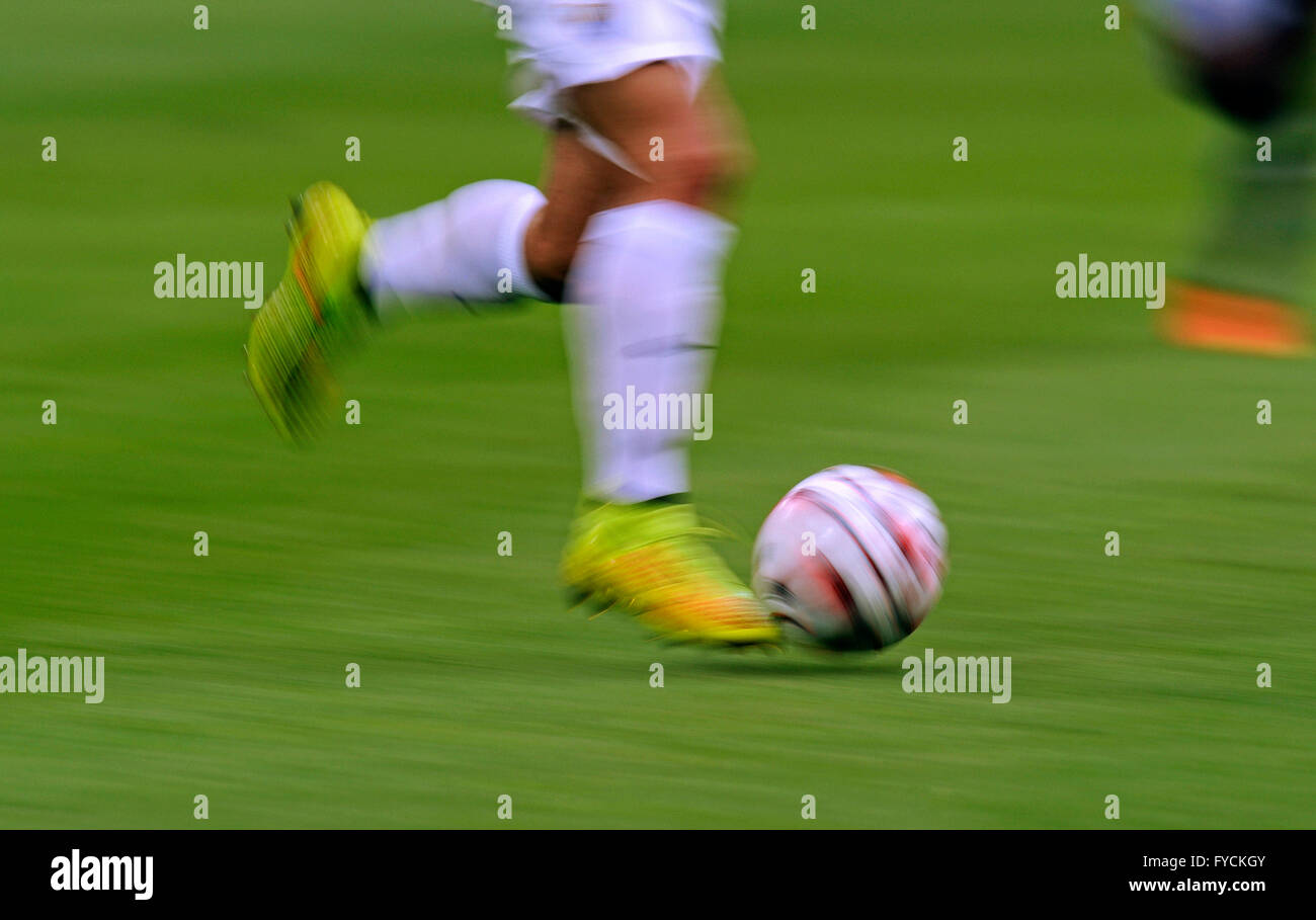 Joueur de football, les jambes du joueur floue jouer a football, Malaga CF vs Newcastle United, 3:1, Veltins Arena, Gelsenkirchen Banque D'Images