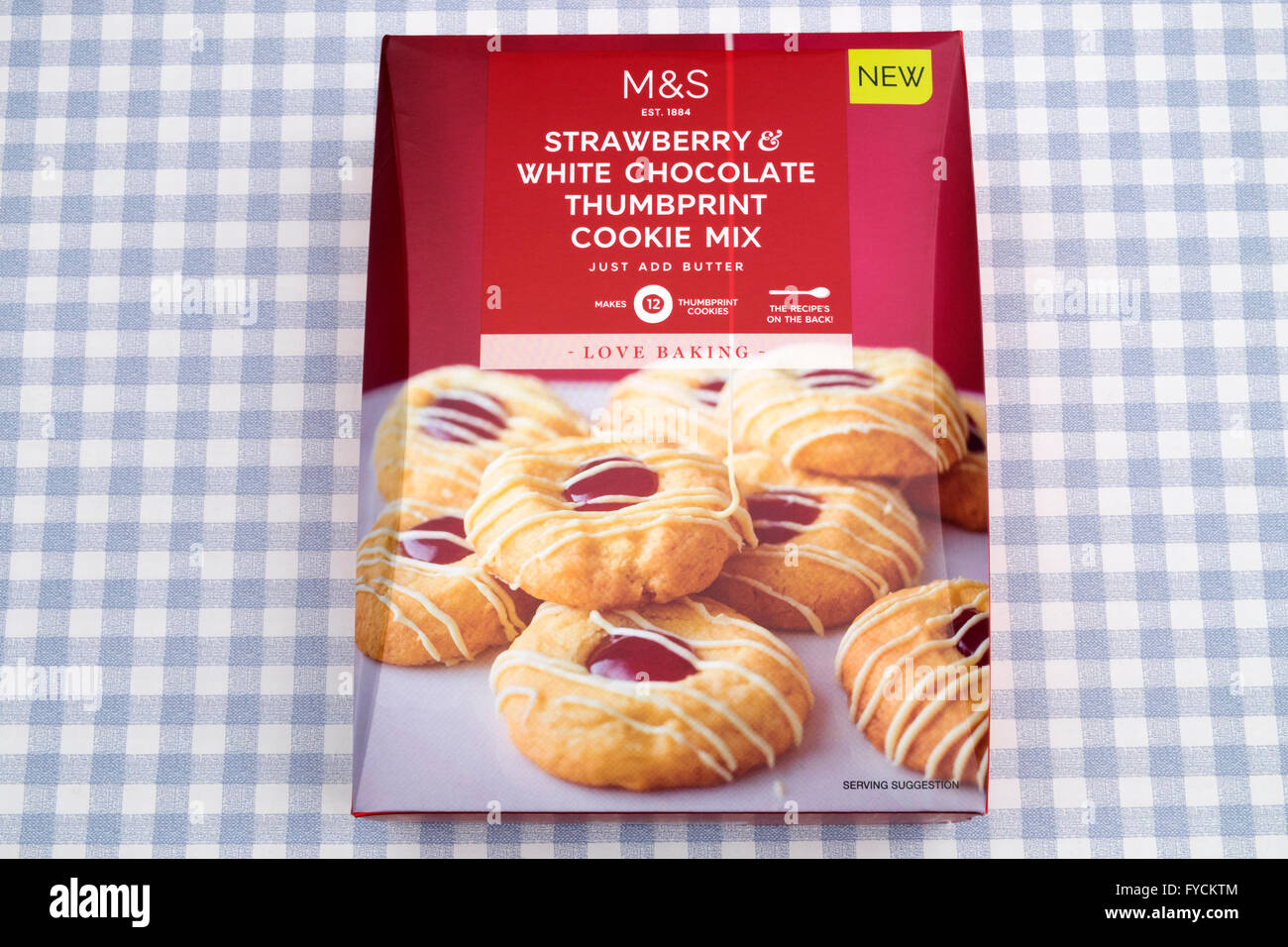 M&S fraises et chocolat blanc mélange à biscuits empreinte Banque D'Images