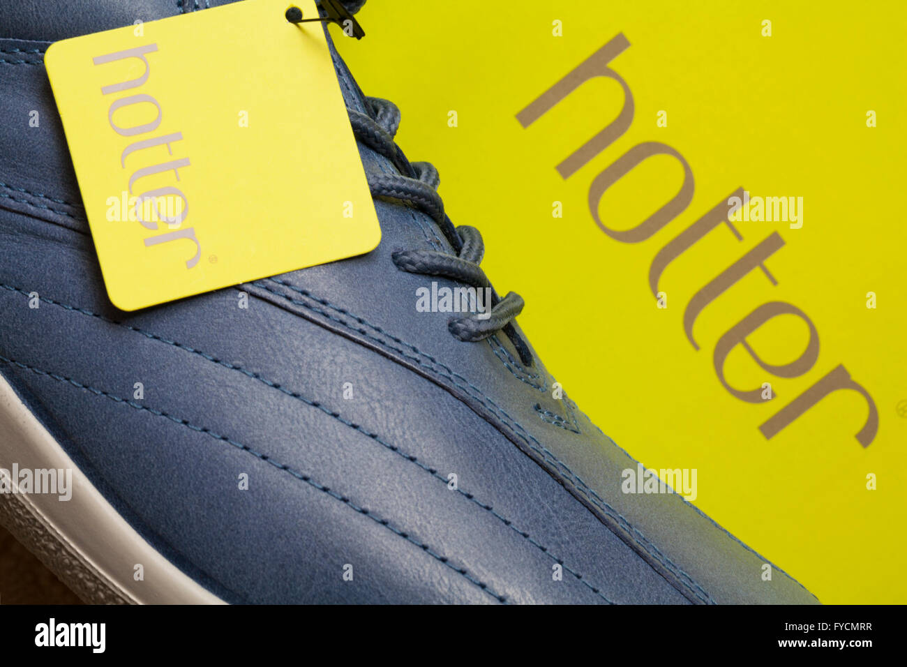 Plus chaud sur l'étiquette avec détail de chaussures plus chaud boîte à  chaussures Photo Stock - Alamy