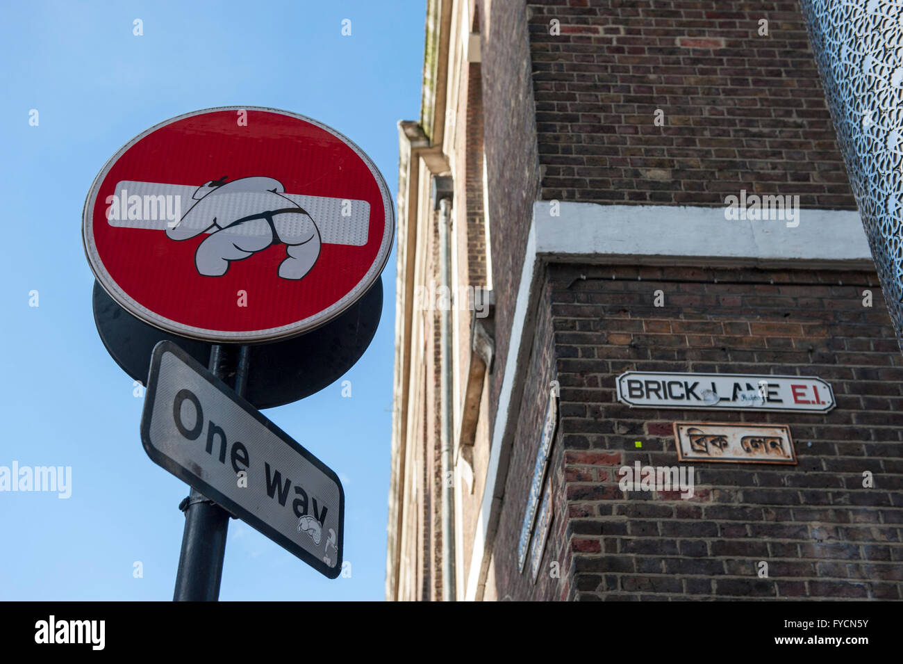 Lutteur de sumo sur une rue à sens unique, inscrivez-vous à Brick Lane, Londres est conçu par Clet Abraham Banque D'Images