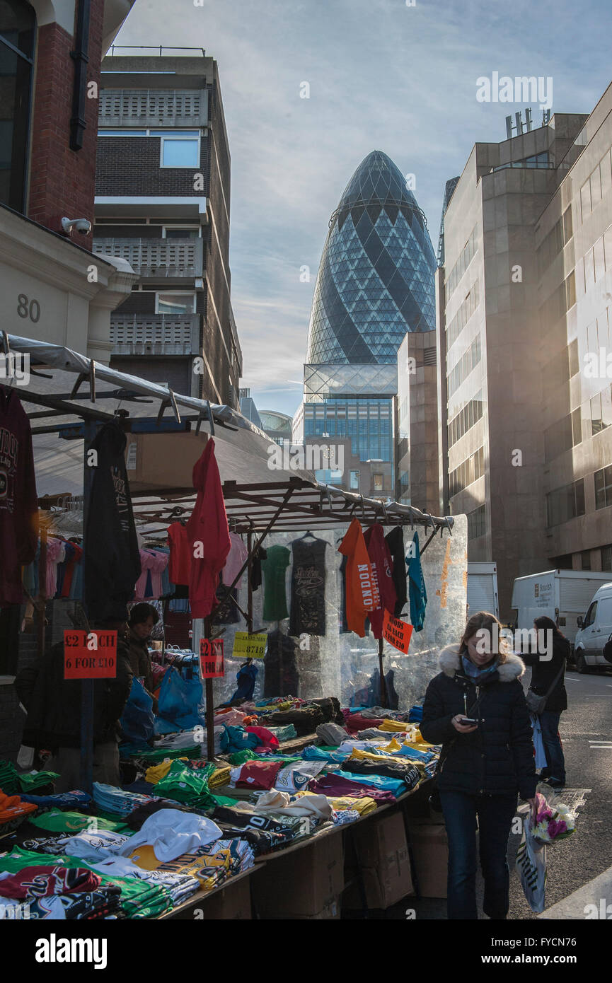 Marché Petticoat Lane dans l'Est de Londres avec le Gherkin en arrière-plan et de blocage à l'avant Banque D'Images