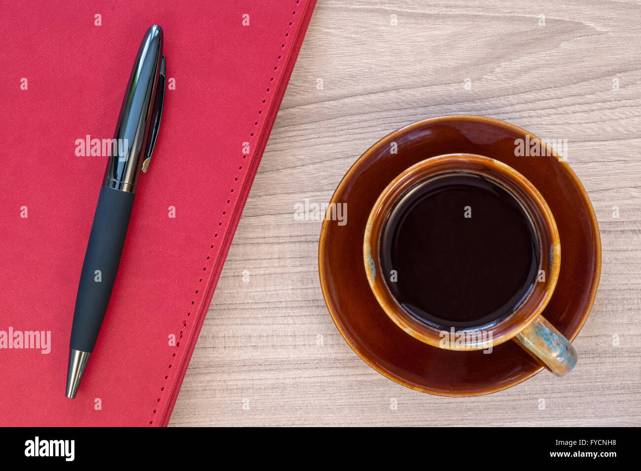 Tasse à café et bloc-notes avec stylo sur bois 24 Banque D'Images
