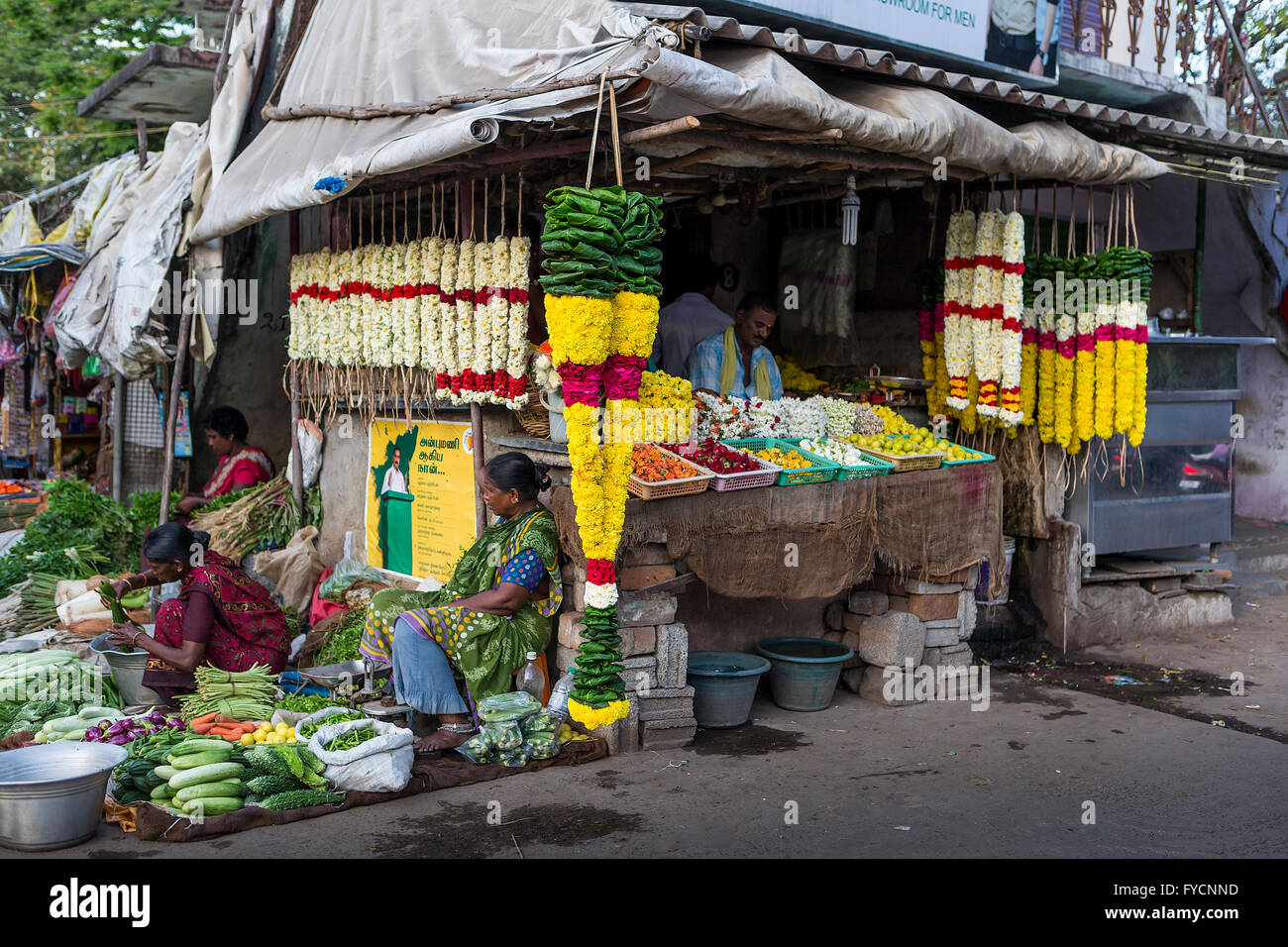Décrochage du marché indien en guirlandes de fleurs le long de la Clouse Road, à Valavanur Banque D'Images
