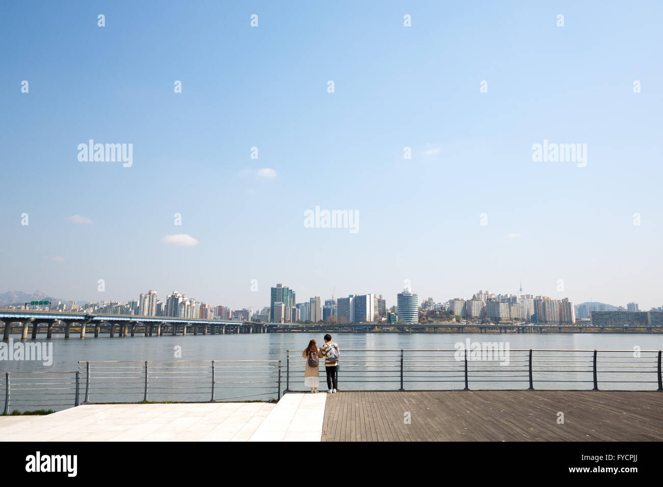 Jeune couple regardant la ville de Séoul et de la rivière Han Banque D'Images