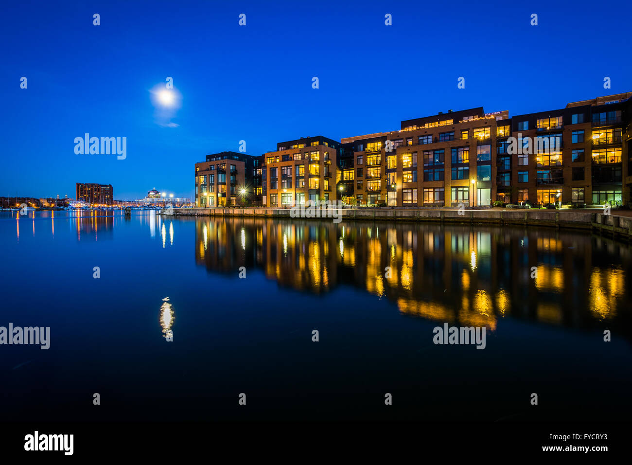 La pleine lune sur un bord de l'immeuble de Fells Point, Baltimore, Maryland. Banque D'Images