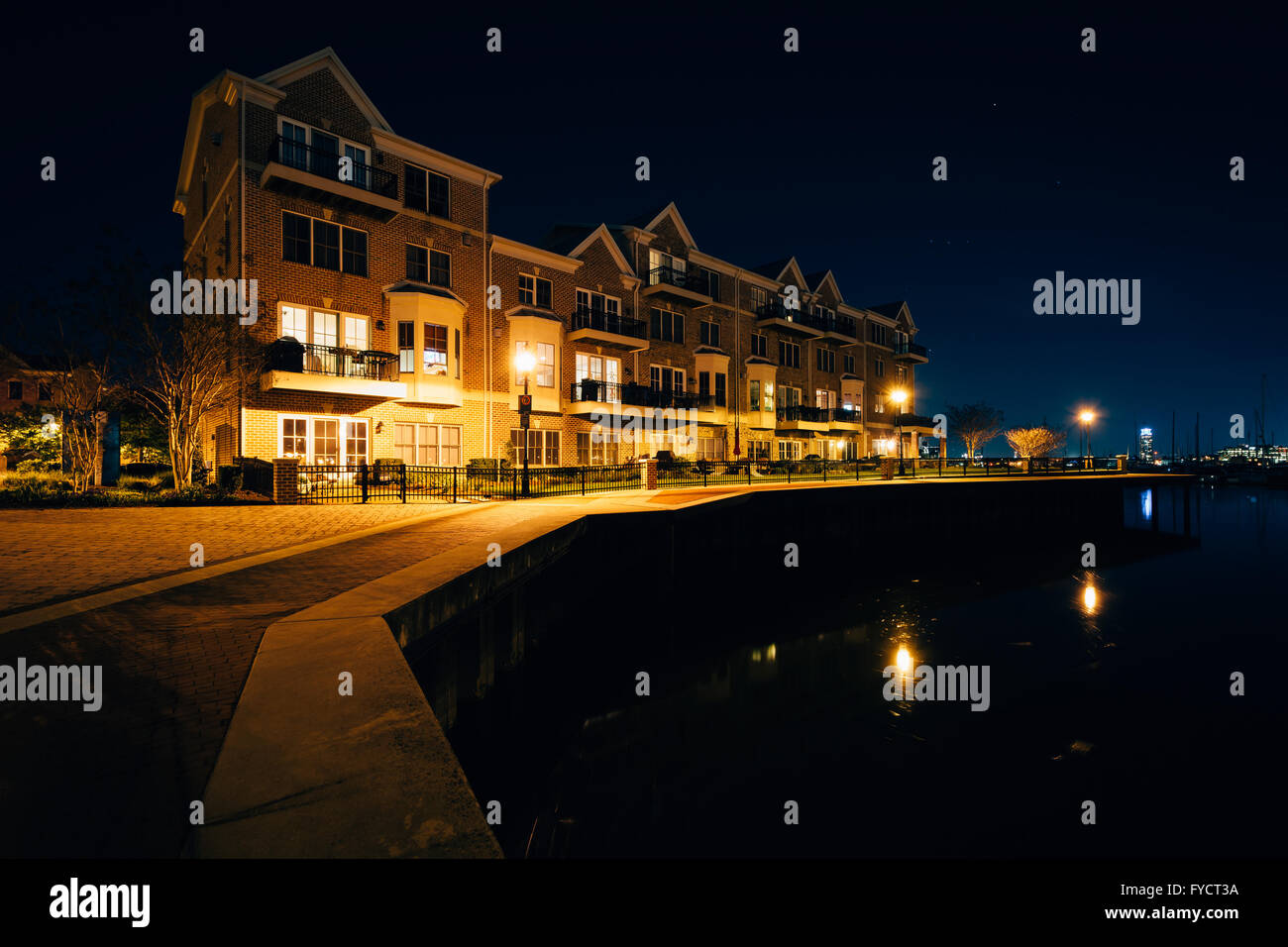 Waterfront apartment building at night, à Canton, Baltimore, Maryland. Banque D'Images