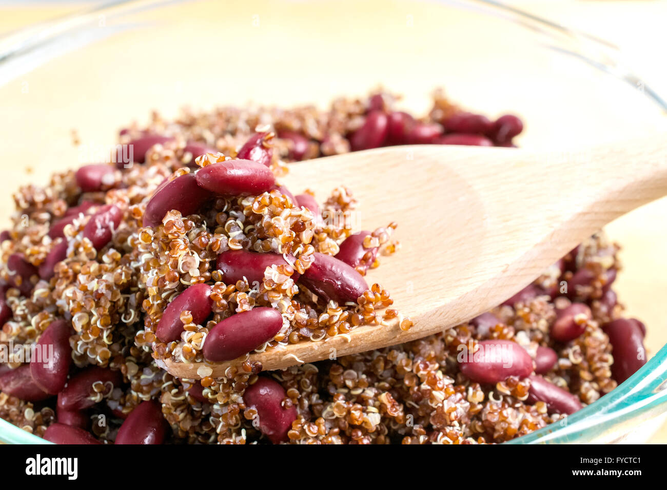 Libre de cuillère en bois obtenir une portion de protéines végétales : combo red quinoa et haricots rouges Banque D'Images