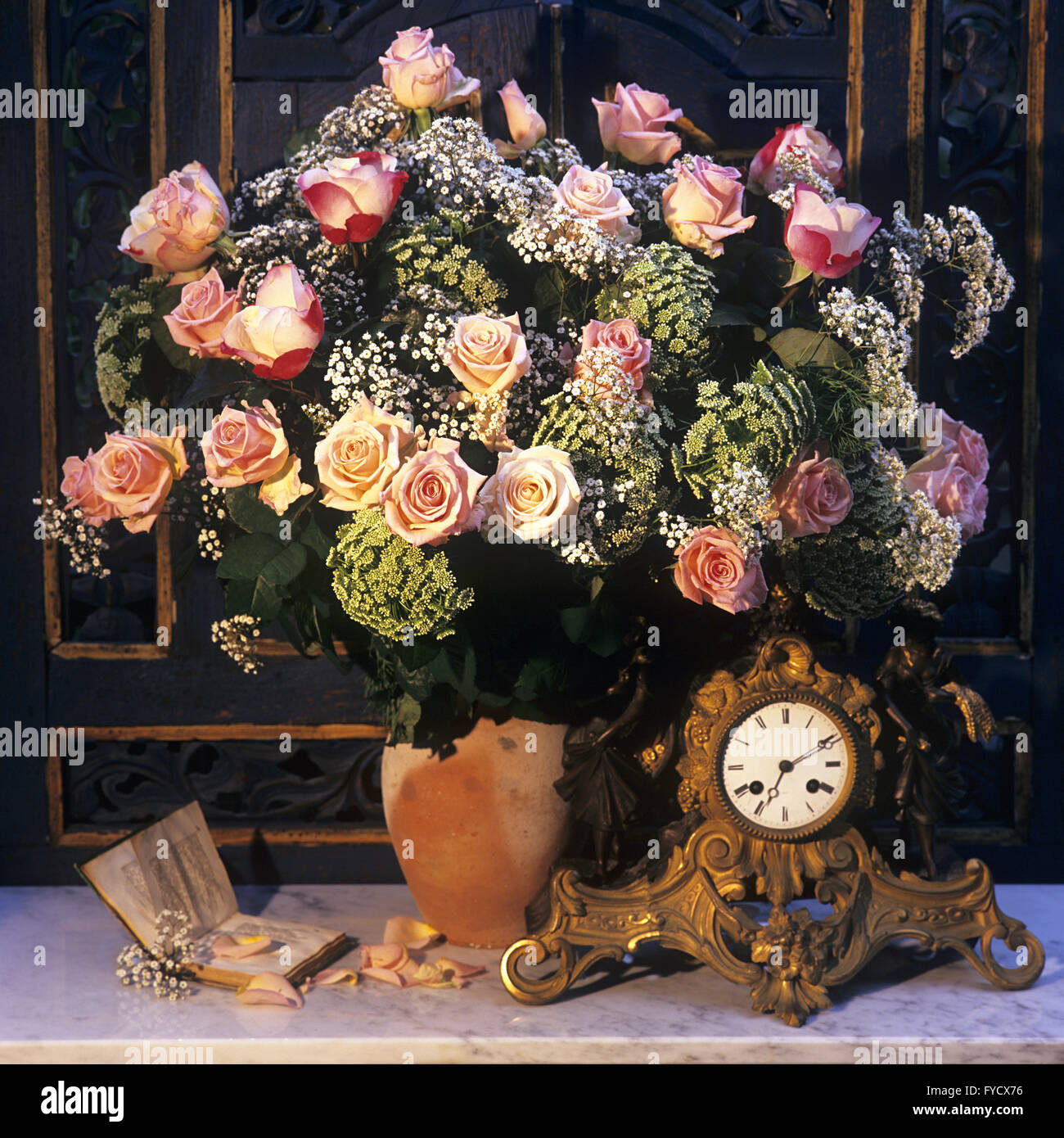 Bouquet de roses à tiges longues Banque D'Images