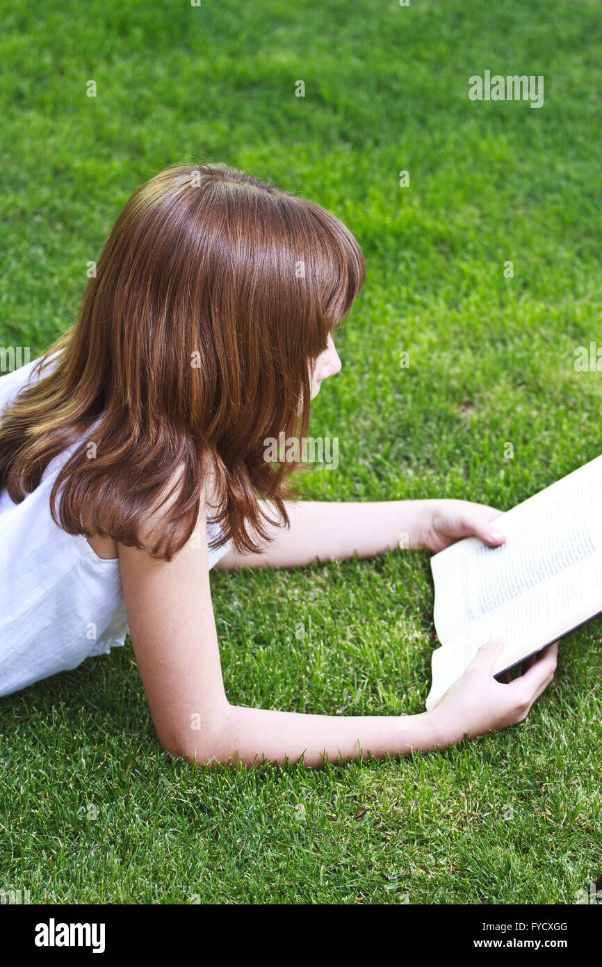Belle Jeune fille lisant un livre piscine Banque D'Images