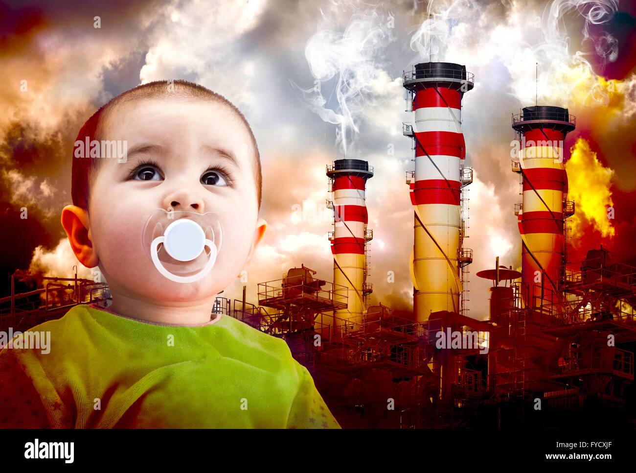 Un réchauffement de la photo avec un enfant de regarder le ciel. Les industries de paysage avec le feu et les gaz toxiques Banque D'Images