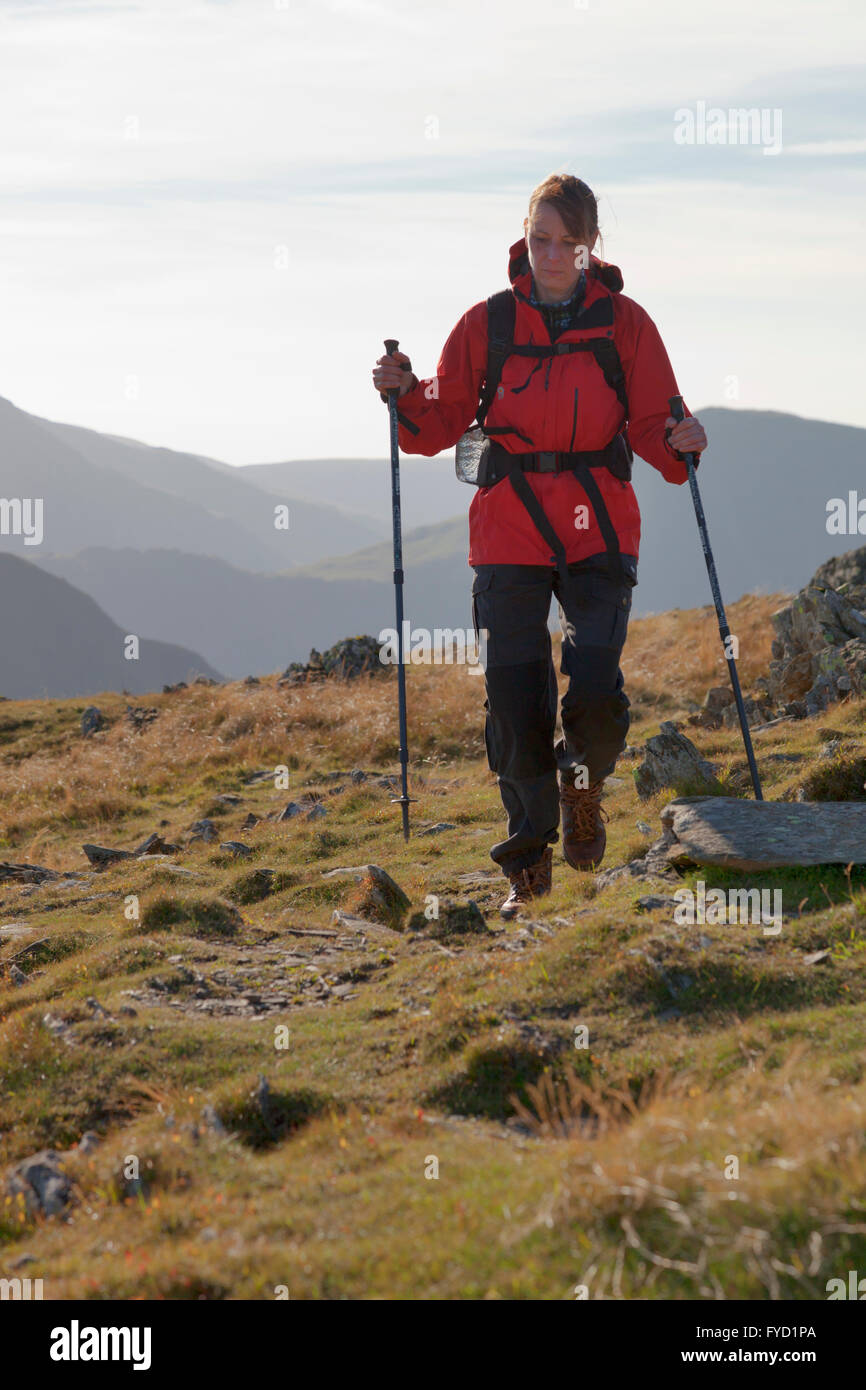Randonnée femme de Dale Head à l'Honister Pass dans le Lake District. Banque D'Images
