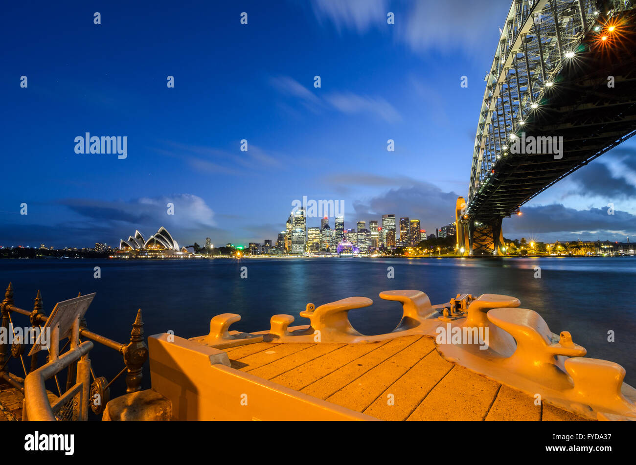 Le port de Sydney, Sydney Opera House et Circular Quay vu de Milson's Point et la proue du HMAS Sydney. Banque D'Images