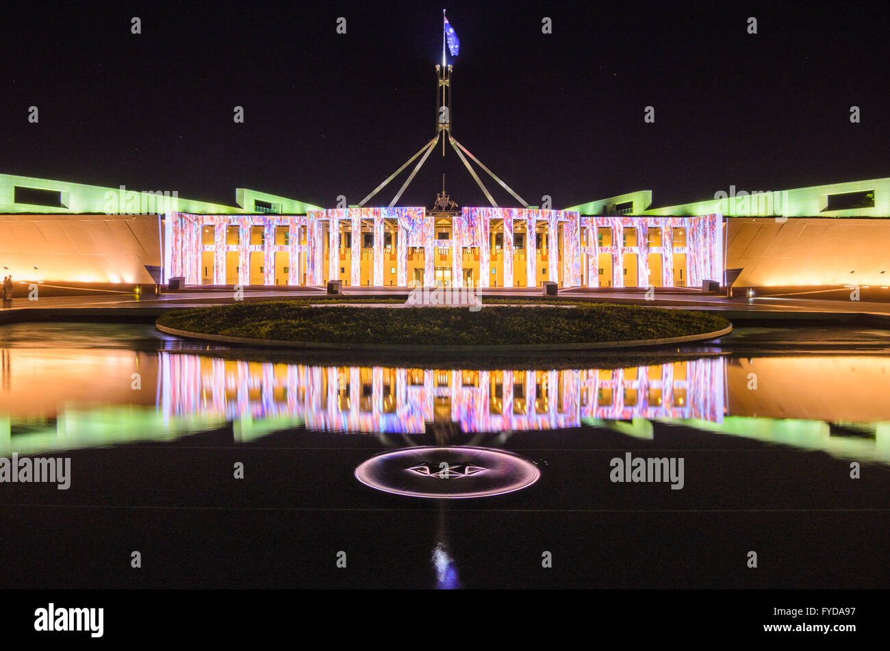 Bâtiment du parlement à Canberra allumé pendant le Festival éclairer Banque D'Images