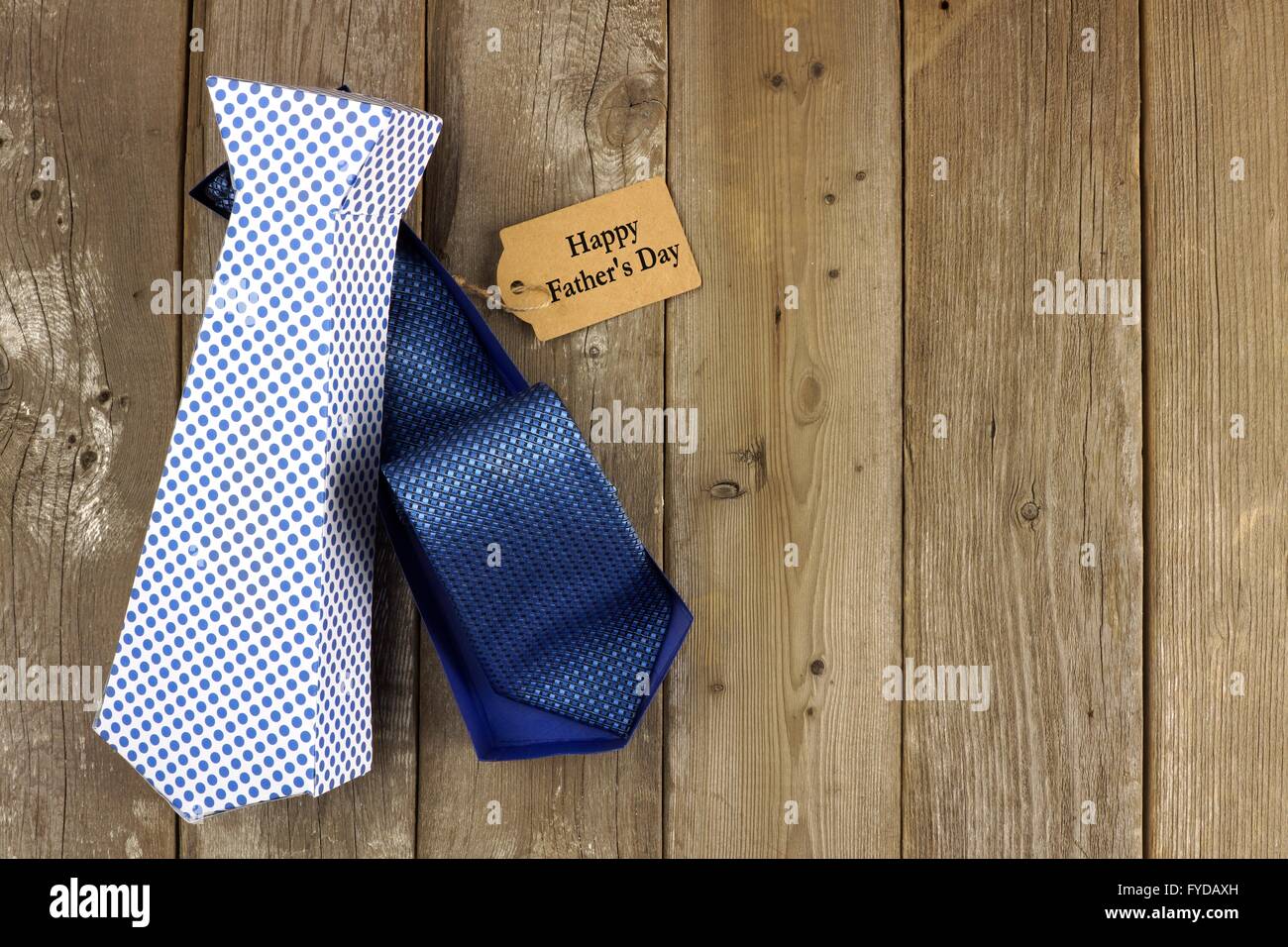 Ouvert en forme de cravate fait main Fête des Pères boîte-cadeau avec un  tag sur un fond de bois rustique Photo Stock - Alamy