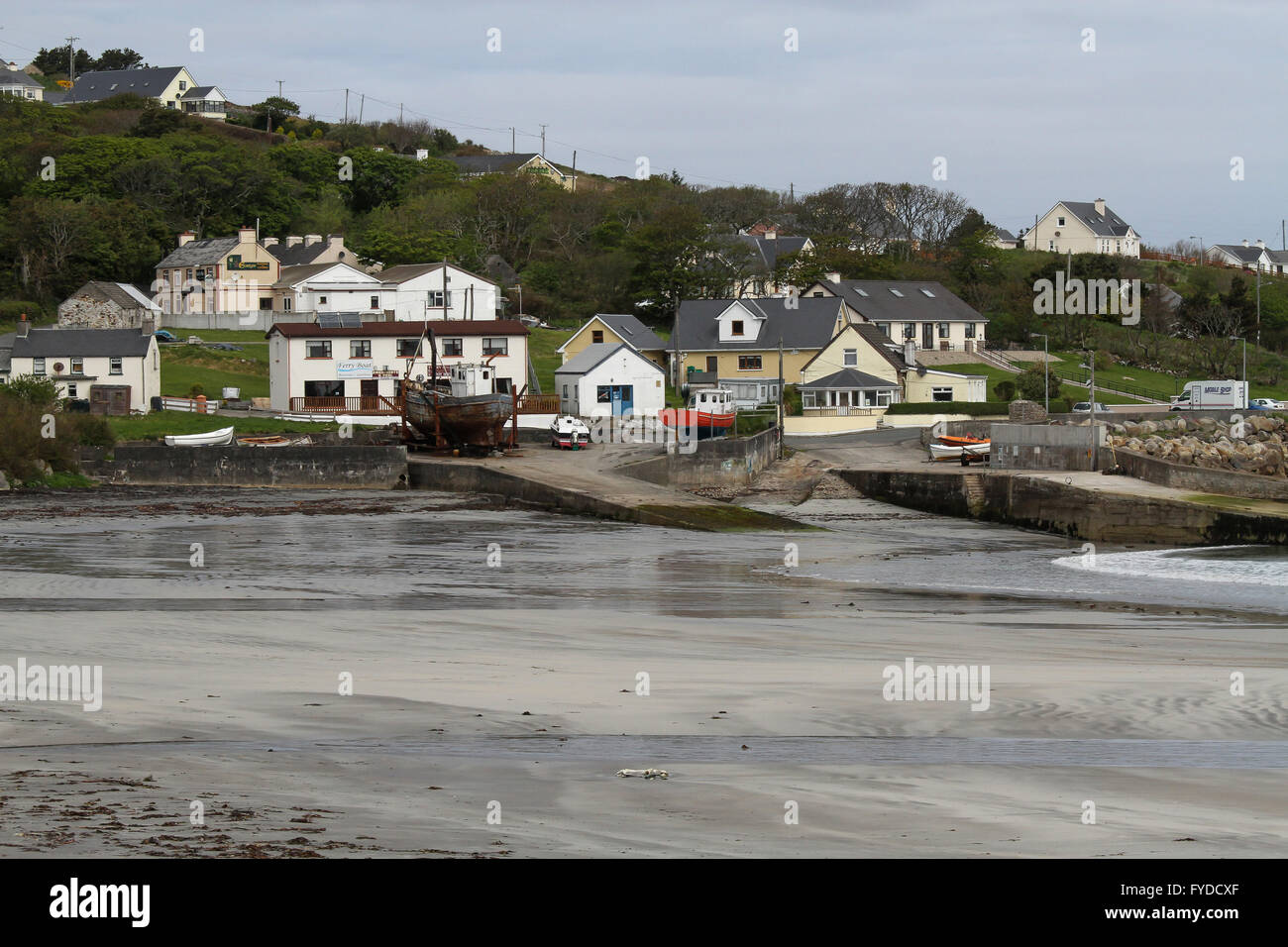 Maisons sur la côte à côté d'un port irlandais et des jetées au village de Leabgarrow sur l'île de Gaeltacht d'Arranmore dans le comté de Donegal, Irlande. Banque D'Images
