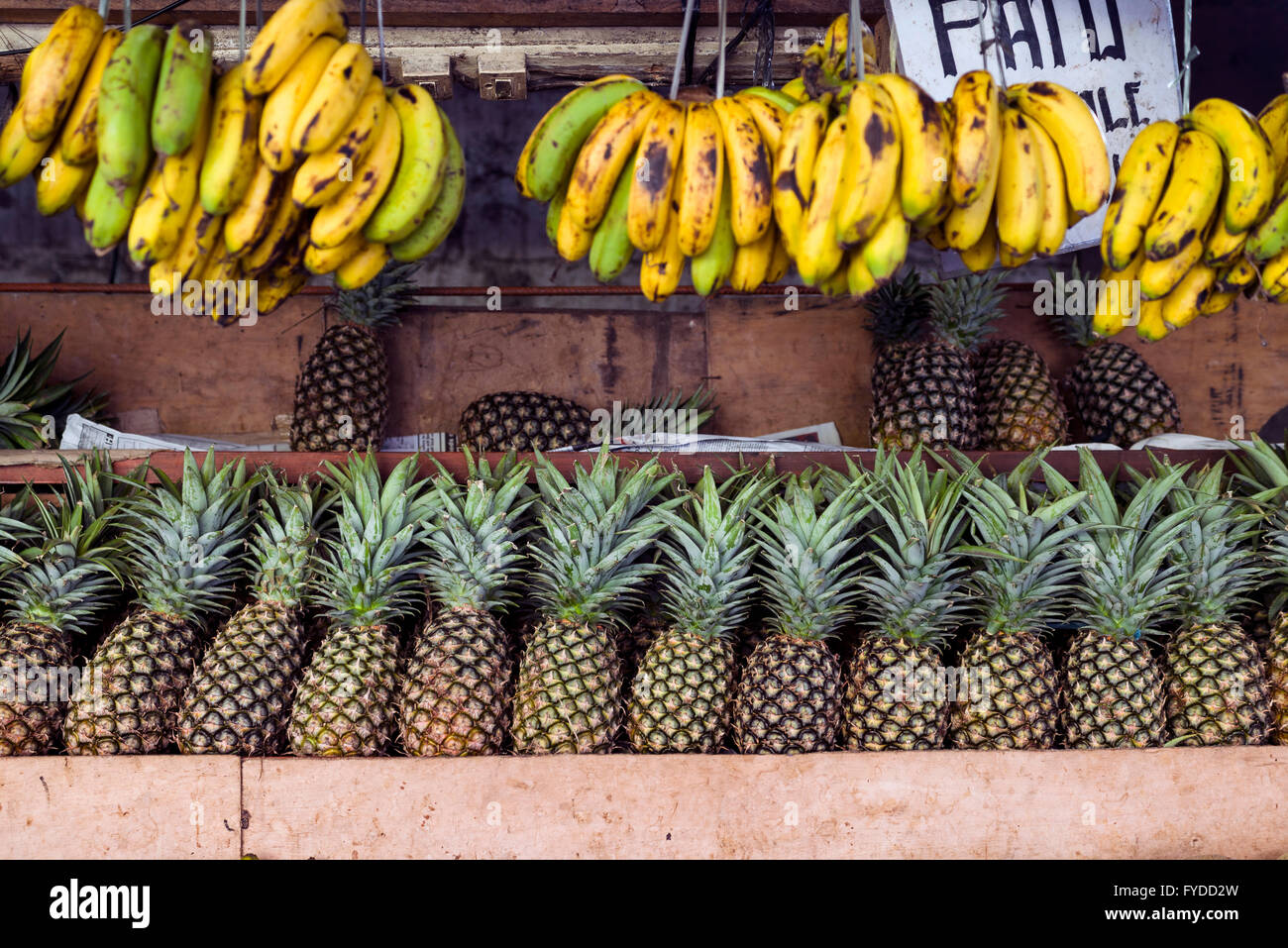 Les bananes et les ananas sur le comptoir dans la ville d'Iloilo aux Philippines. Banque D'Images