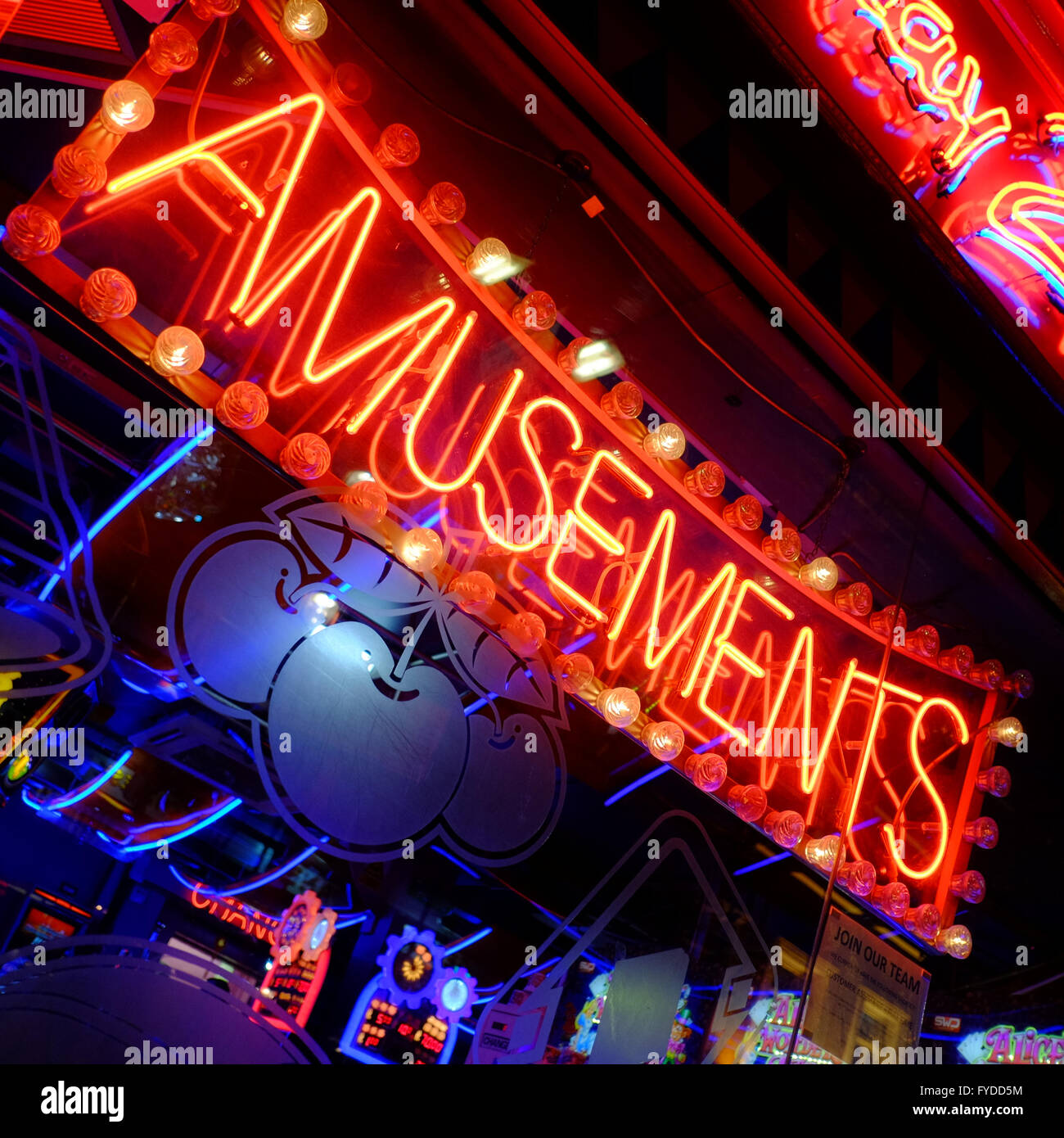 Néons d'une salle de jeux électroniques à Soho, Londres Banque D'Images