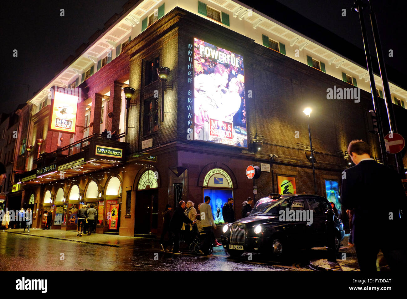 Prince Edward Theatre montrant Miss Saigon dans la nuit avec un taxi et les gens à Soho, Londres Banque D'Images