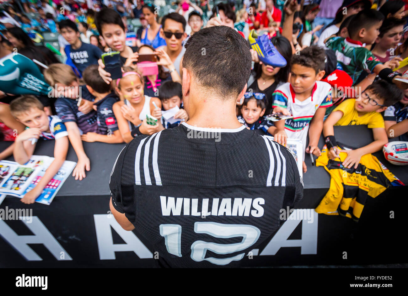 Néos-Zélandais Sonny Bill Williams salue des fans lors de la HSBC 2016 / Cathay Pacific Hong Kong Sevens, Hong Kong Stadium. Banque D'Images