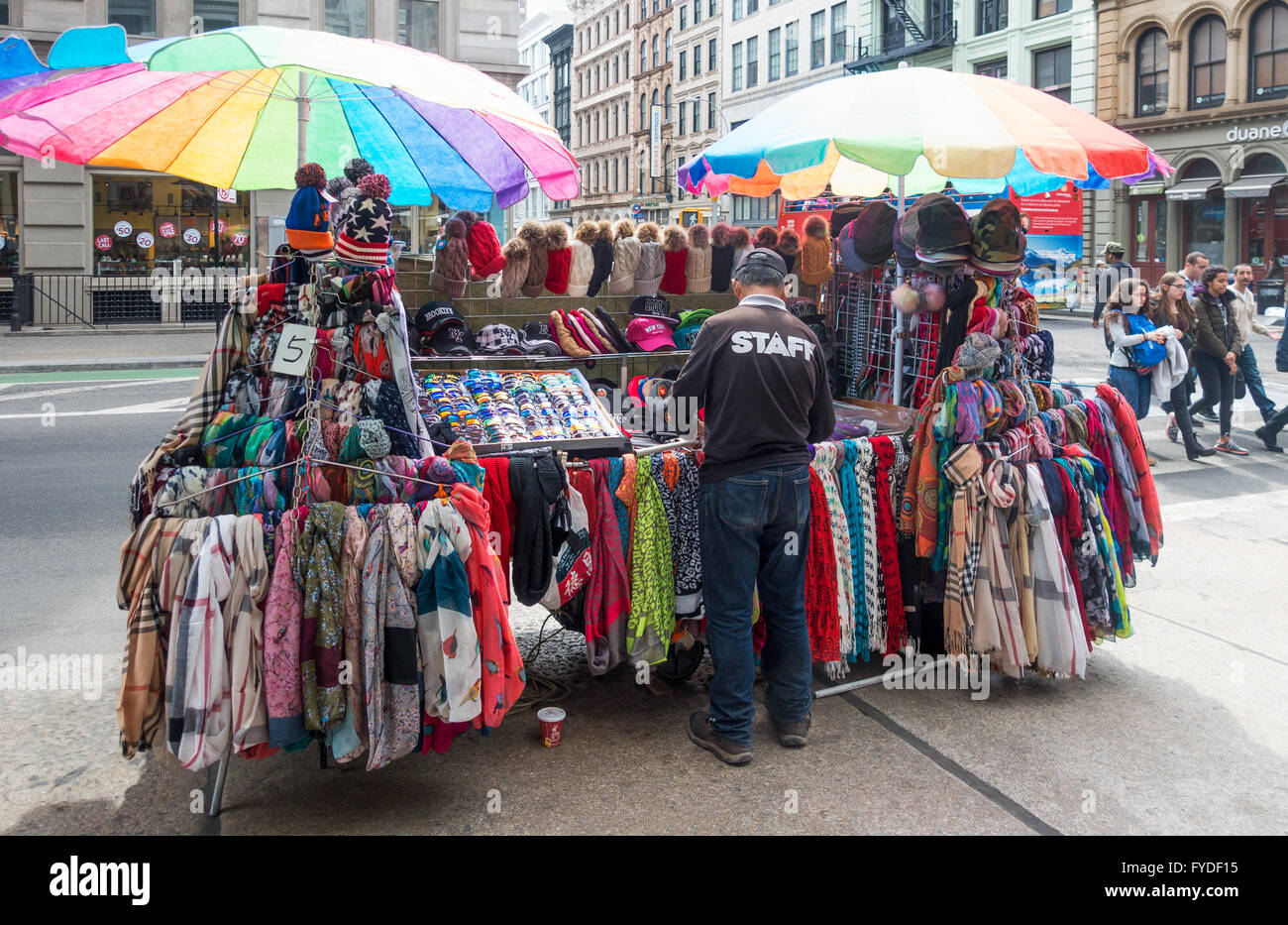 Un stand de vêtements sur un trottoir dans la partie basse de Manhattan avec parasols Banque D'Images