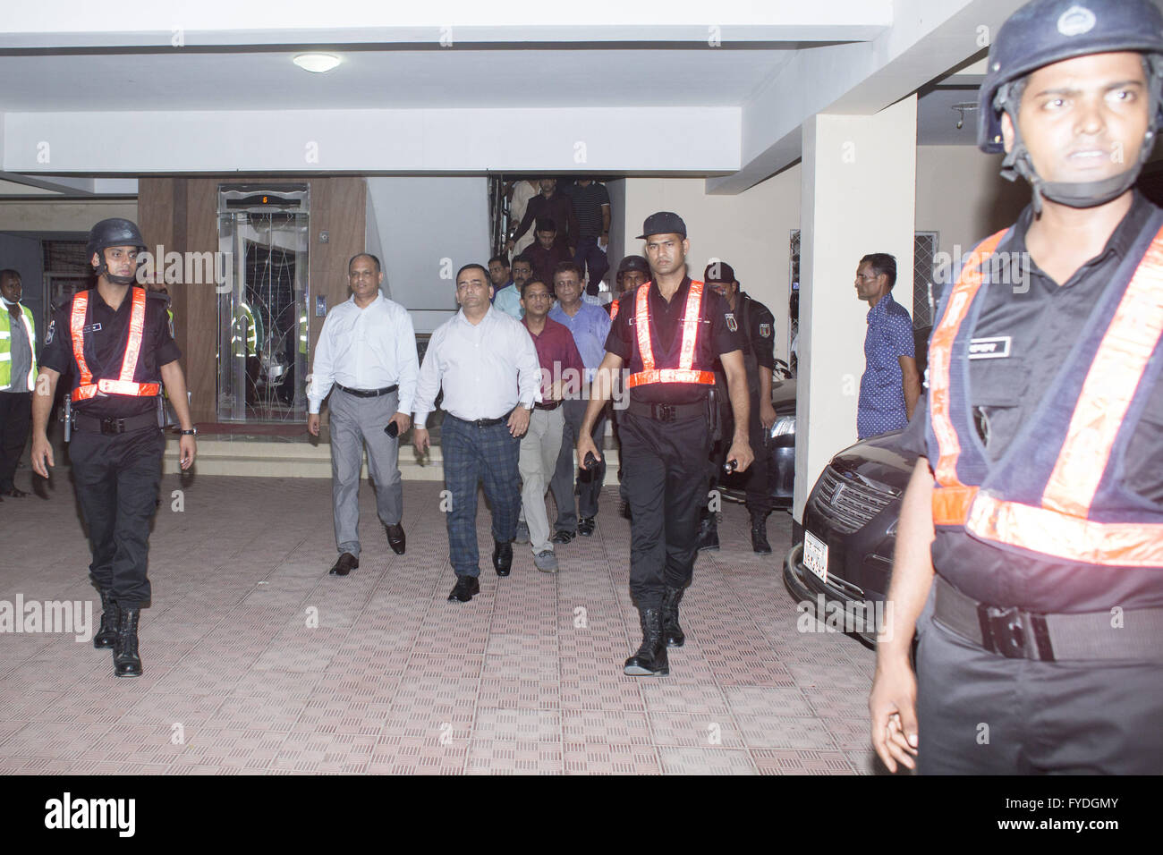 Dhaka, Bangladesh. Apr 25, 2016. Des responsables de la sécurité retour sur l'endroit du crime où l'USAID programme Xulhaz Mannan et théâtre Mahbub activiste Rabbi Tanay a été poignardé à mort par des inconnus, à Dhaka, Bangladesh, le 25 avril 2016. Des assaillants non identifiés mortellement poignardé deux hommes dans la capitale du Bangladesh, y compris lundi soir une activiste des droits gay qui a également travaillé pour la police de l'USAID, a déclaré dans le dernier d'une série d'attaques ciblant les athées, les modérés et les étrangers. © Suvra Kanti Das/ZUMA/Alamy Fil Live News Banque D'Images