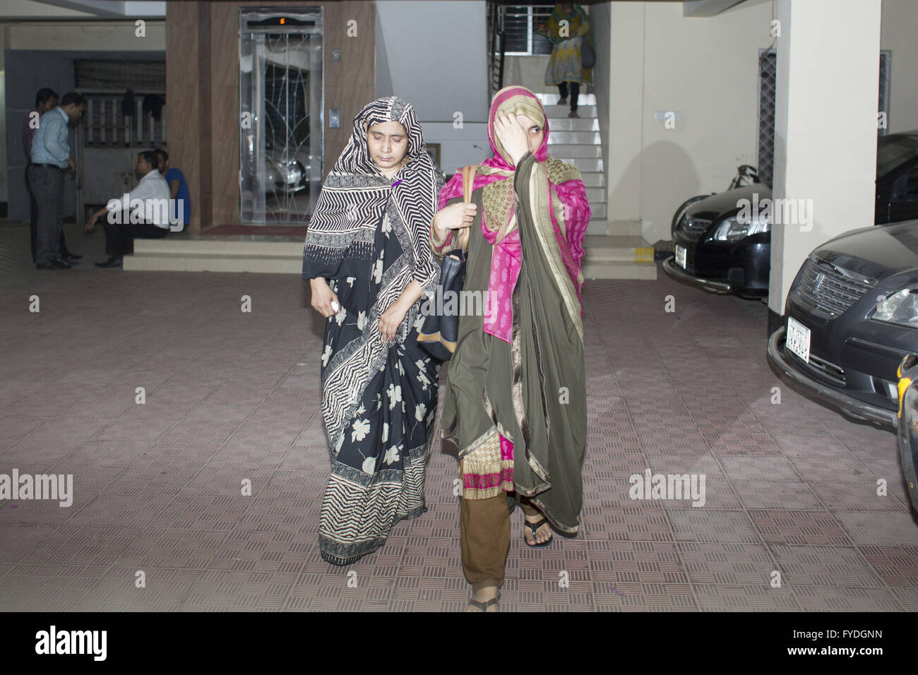 Dhaka, Bangladesh. Apr 25, 2016. Des proches de l'agent de programme de l'USAID Xulhaz Mannan qui a été poignardé à mort les retours depuis la place de la criminalité dans la région de Dhaka, Bangladesh, le 25 avril 2016. Des assaillants non identifiés mortellement poignardé deux hommes dans la capitale du Bangladesh, y compris lundi soir une activiste des droits gay qui a également travaillé pour la police de l'USAID, a déclaré dans le dernier d'une série d'attaques ciblant les athées, les modérés et les étrangers. © Suvra Kanti Das/ZUMA/Alamy Fil Live News Banque D'Images