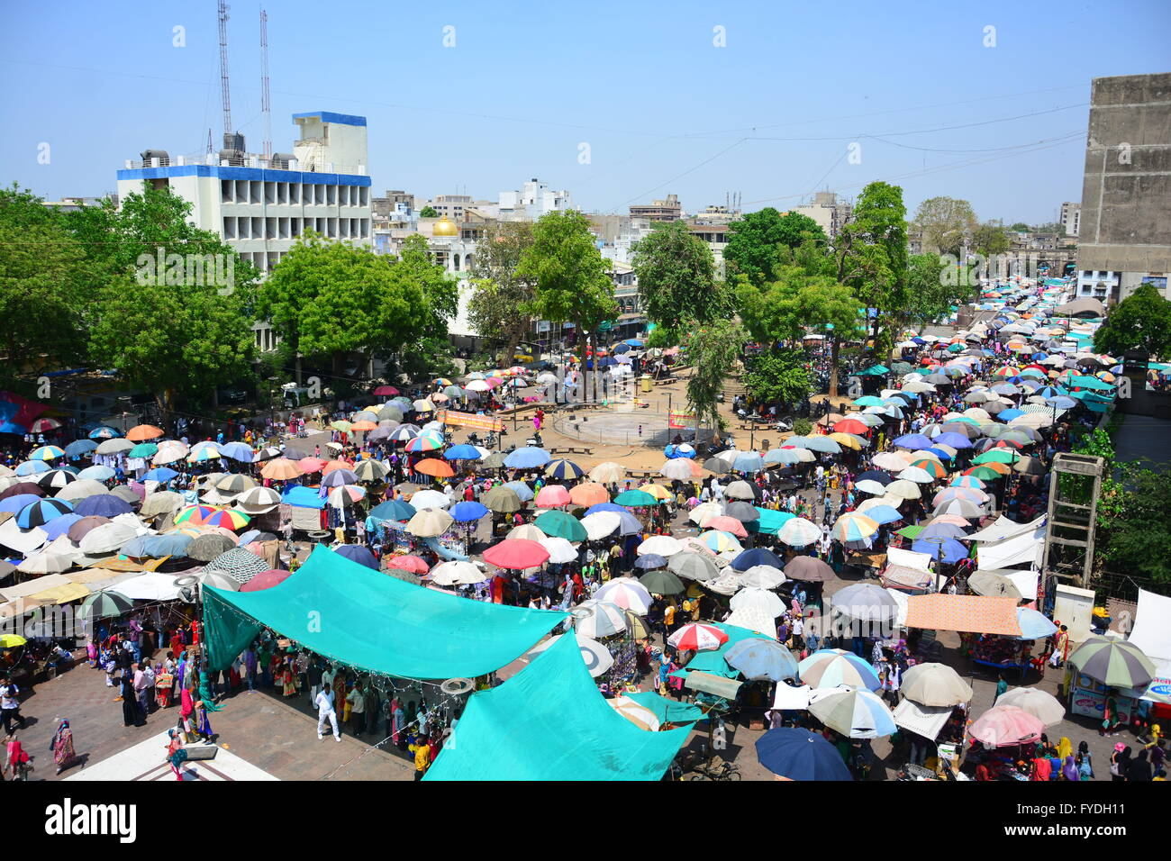 Ahmedabad, Inde. Apr 24, 2016. Scène de marché à Ahmedabad badra en été © NISARGMEDIA/Alamy Live News Banque D'Images
