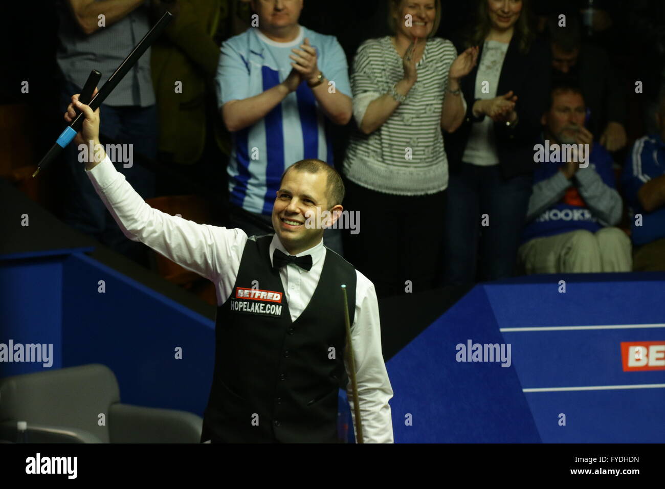 Sheffield, Royaume-Uni. Apr 25, 2016. 25.04.2016 : Barry Hawkins bat 5 fois Champion du Monde Ronnie O'Sullivan 13-12 dans les Championnats du monde de snooker Betfred dans le deuxième volet, à le creuset, à Sheffield. © Michael Cullen/ZUMA/Alamy Fil Live News Banque D'Images