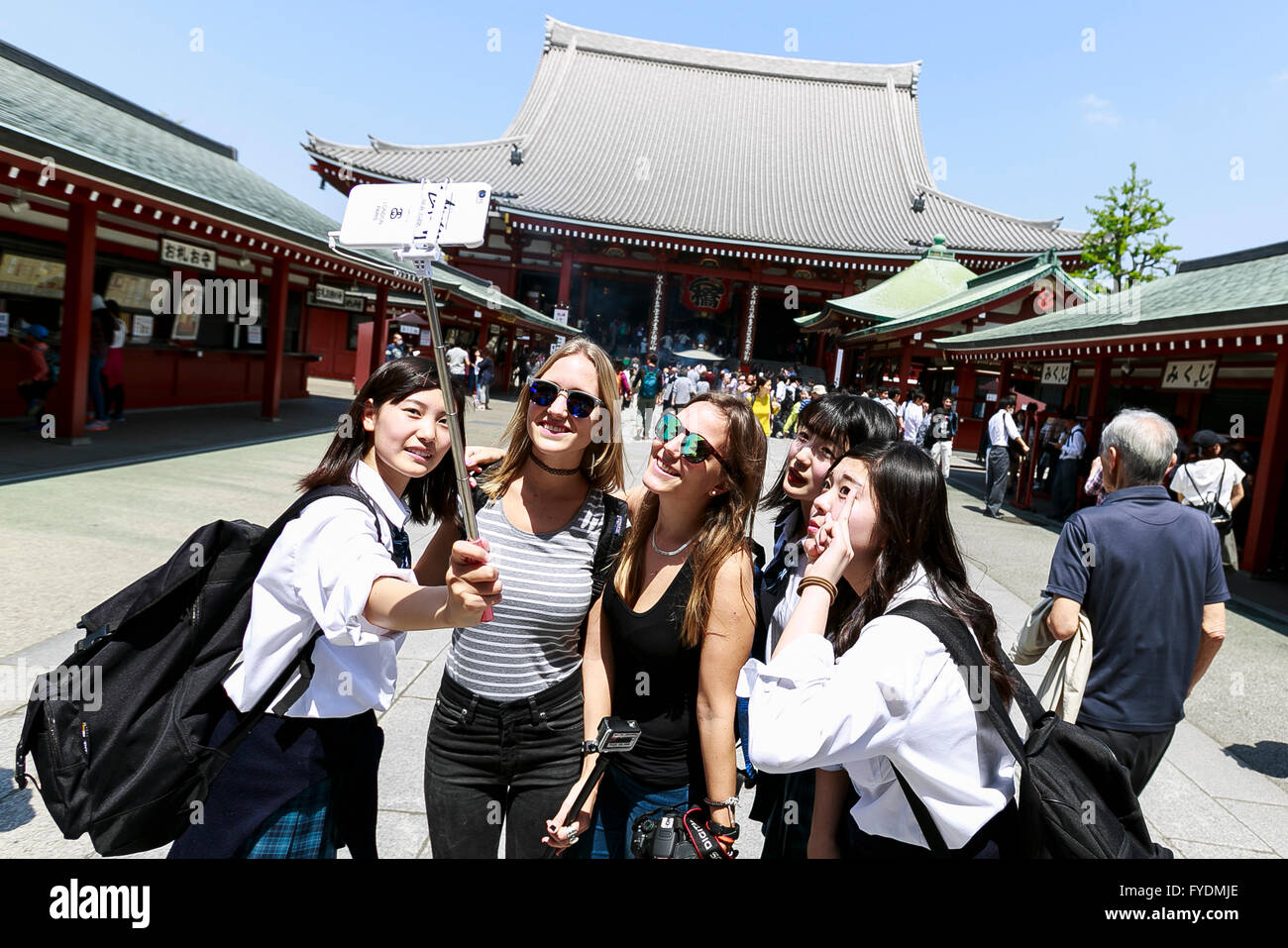 Les touristes étrangers prendre une avec selfies étudiants japonais à la  Temple Sensoji à Asakusa, le 26 avril 2016, Tokyo, Japon. L'Office National  du tourisme japonais a annoncé mercredi que le nombre