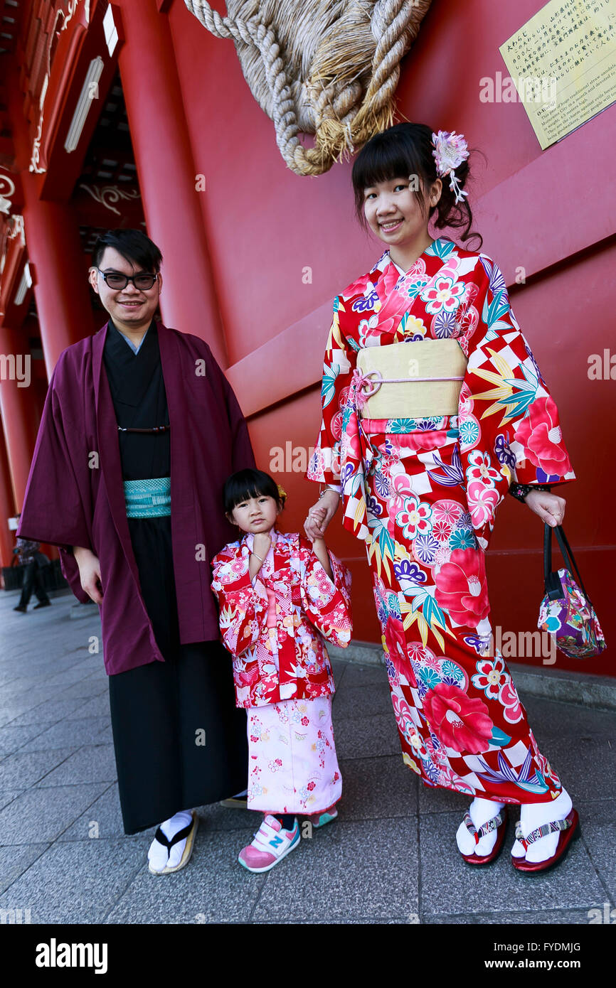 Les touristes étrangers habillés en kimono traditionnel japonais posent  pour une photographgraph au Temple Sensoji à Asakusa, le 26 avril 2016,  Tokyo, Japon. L'Office National du tourisme japonais a annoncé mercredi que
